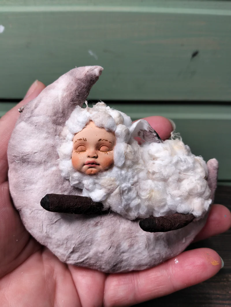 Ватная игрушка Спящая овечка.