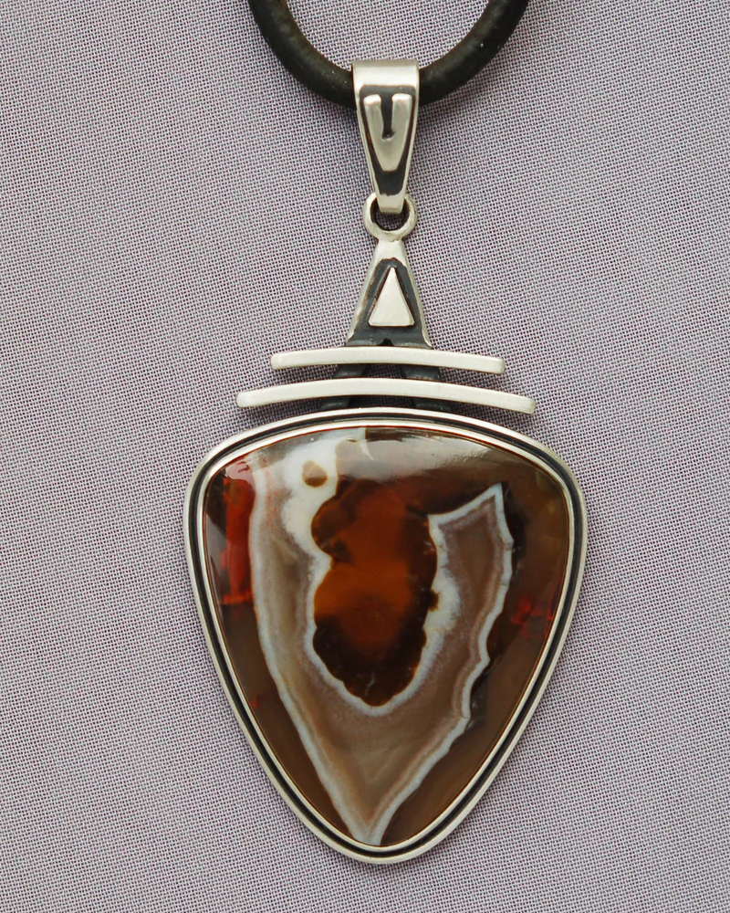Кулон Агат "Знак V"