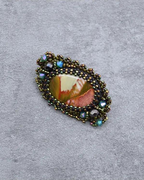 Брошь ручной работы с яшмой и Swarovski