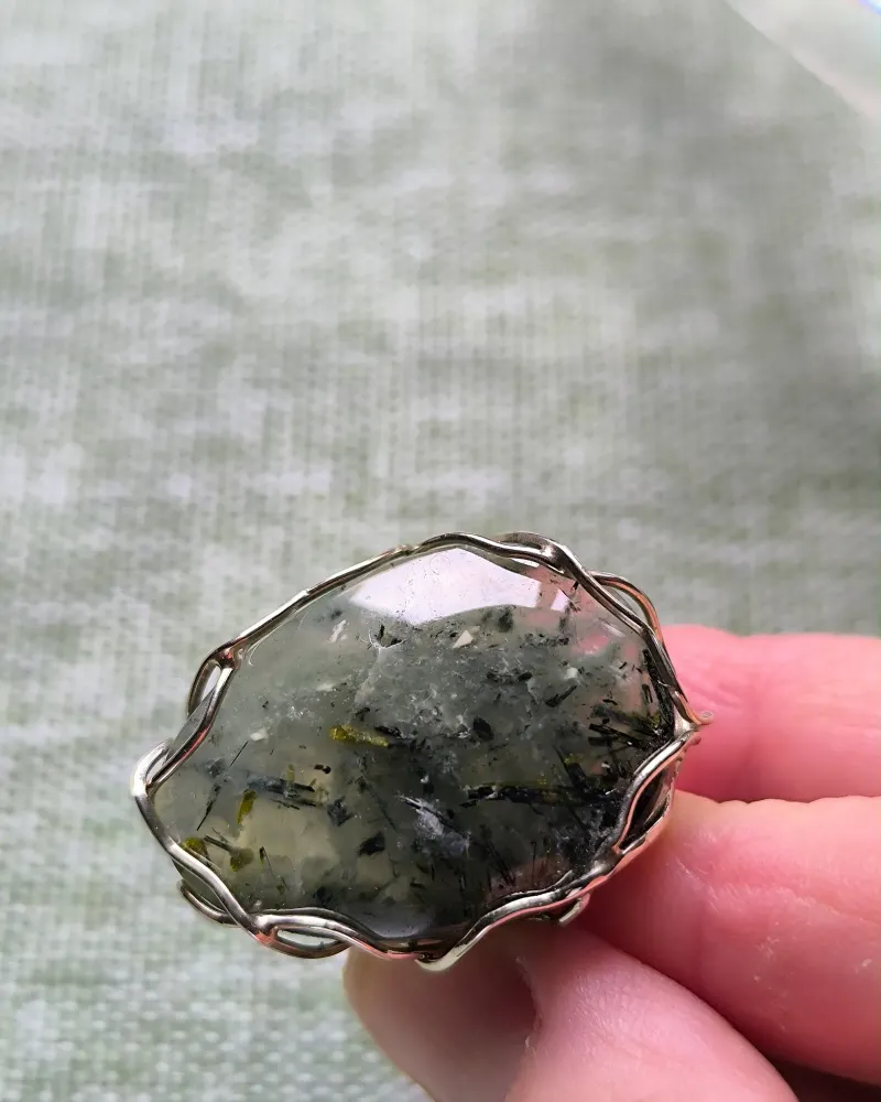 Кольцо с пренитом, зелёное, р. 18,5 — Основной