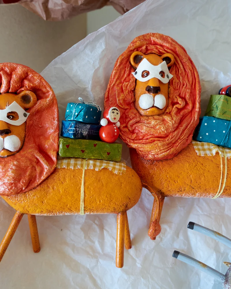 Ёлочная игрушка «Лев с подарками»