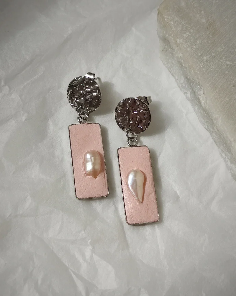 Серьги из бетона с жемчугом