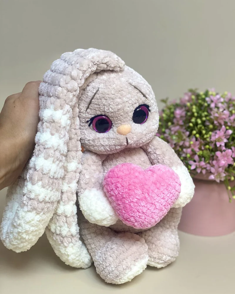 Вязаная зайка амигуруми с сердечком