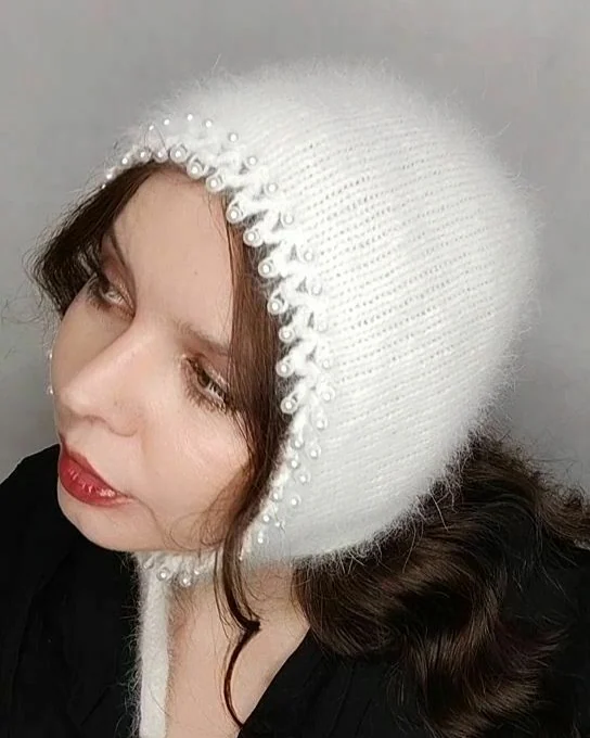Чепчик белый из ангоры с бусинками