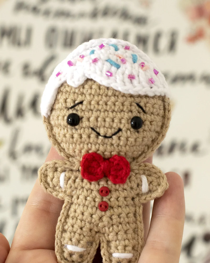 Пряничный человечек печенька вязаная новогодняя игрушка