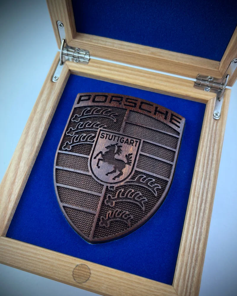 Сувенирная эмблема Porsche в футляре