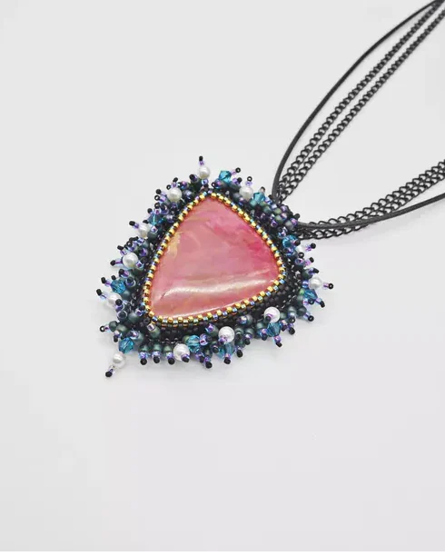 Кулон с родонитом и кристаллами Swarovski