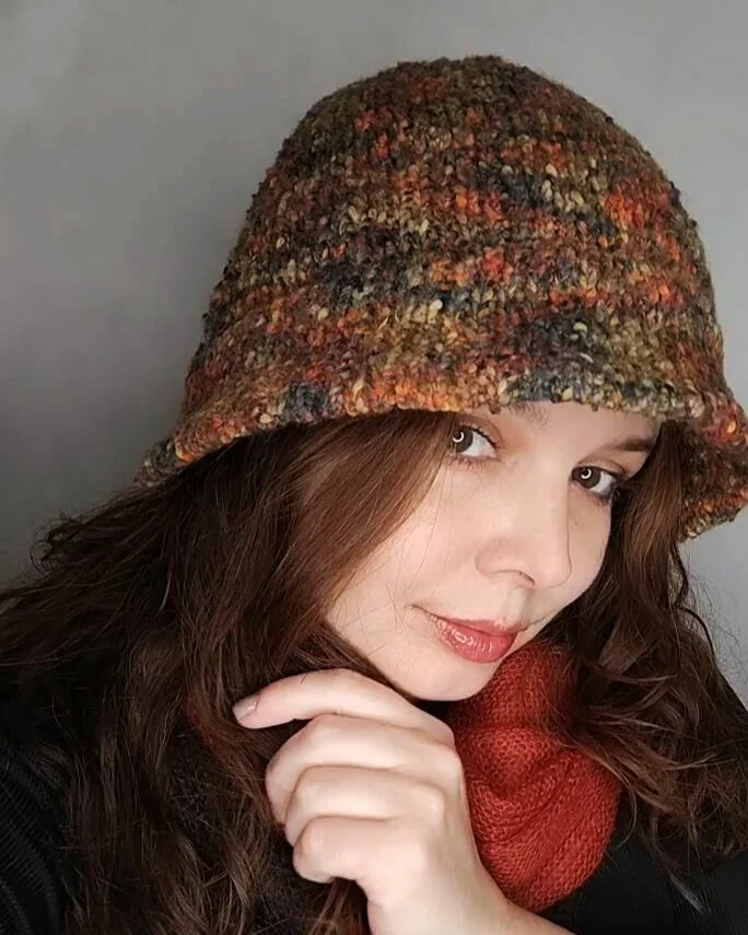 Шапка клош вязаная в осенних оттенках
