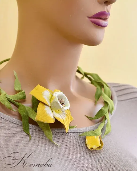Цветочное колье из кожи Желтые нарциссы Нежная весна