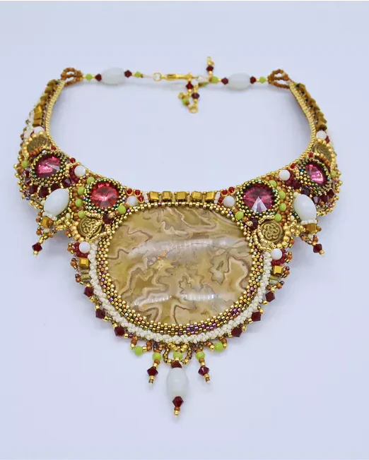 Авторское колье с кальцитом и Swarovski