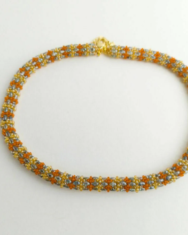 Колье чокер серый желтый оранжевый плетеный из бисера 42 см