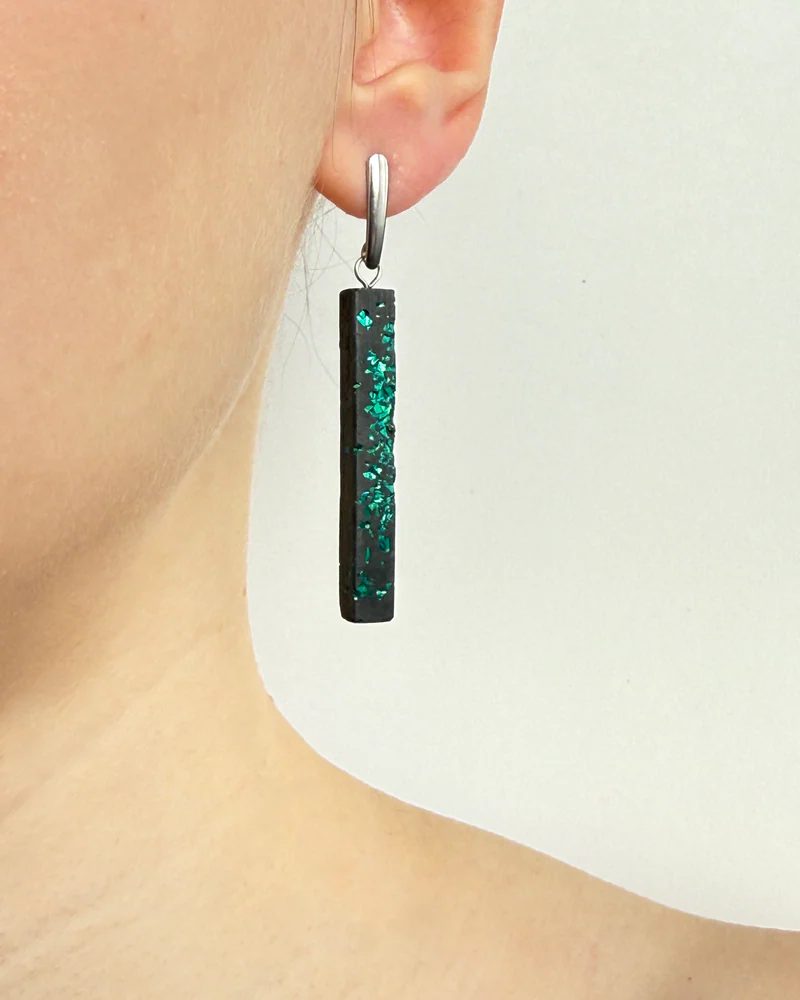 Серьги асимметричные из бетона — Графитовые с бирюзовыми блёстками