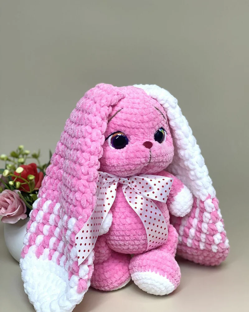 Вязаная розовая зайка амигуруми
