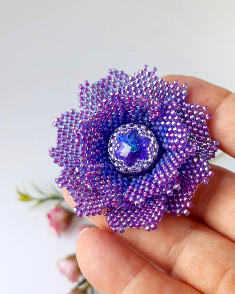 Сиреневая брошь «Цветок» с кристаллом Swarovski, D4см, ручная работа