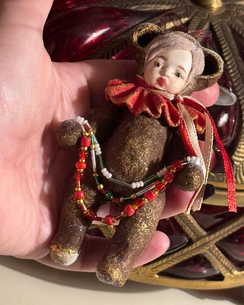 Малыш в костюме медвежонка