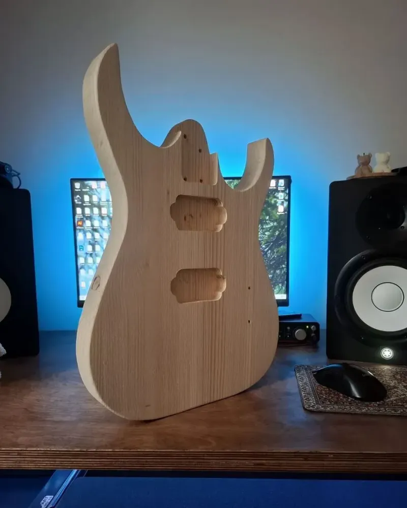 Корпус для электрогитары Superstrat HH из сосны — Сосна