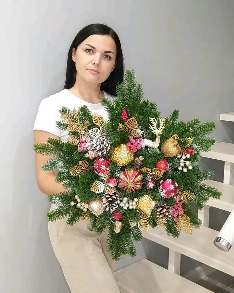 Новогодняя снежинка из хвои на дверь — Новогодняя снежинка из хвои на дверь