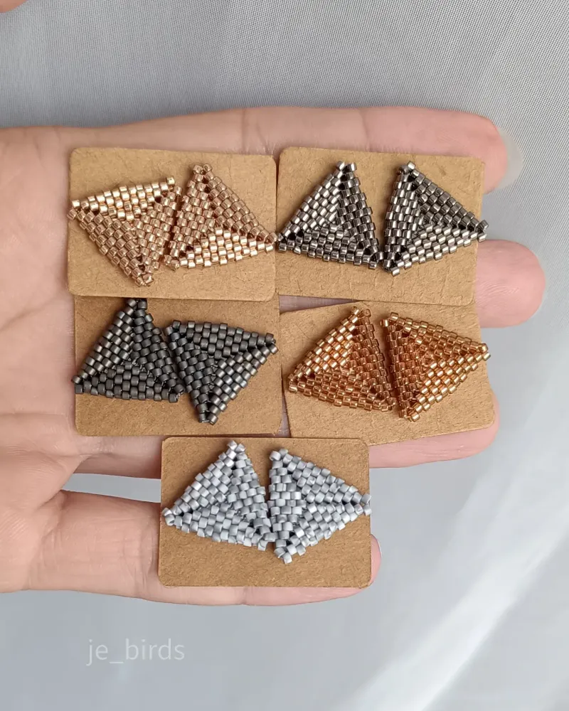 Серьги-гвоздики из бисера — Зелёные