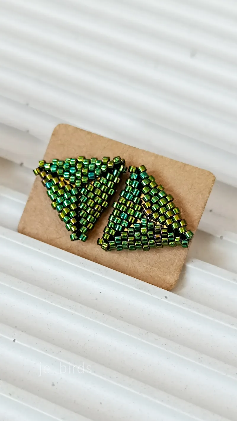 Серьги-гвоздики из бисера