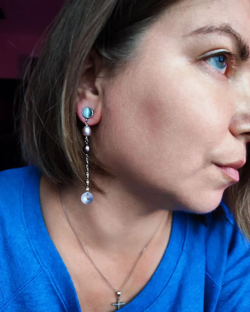 Серьги из жемчуга, и цепочек — розовый с серебристым