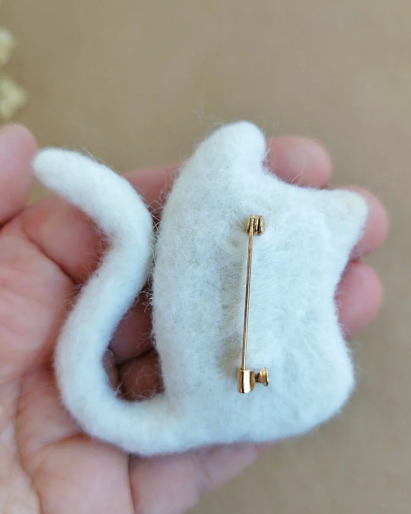 Белый кот, рыжий кот, черная кошка, Брошь-булавка из шерсти