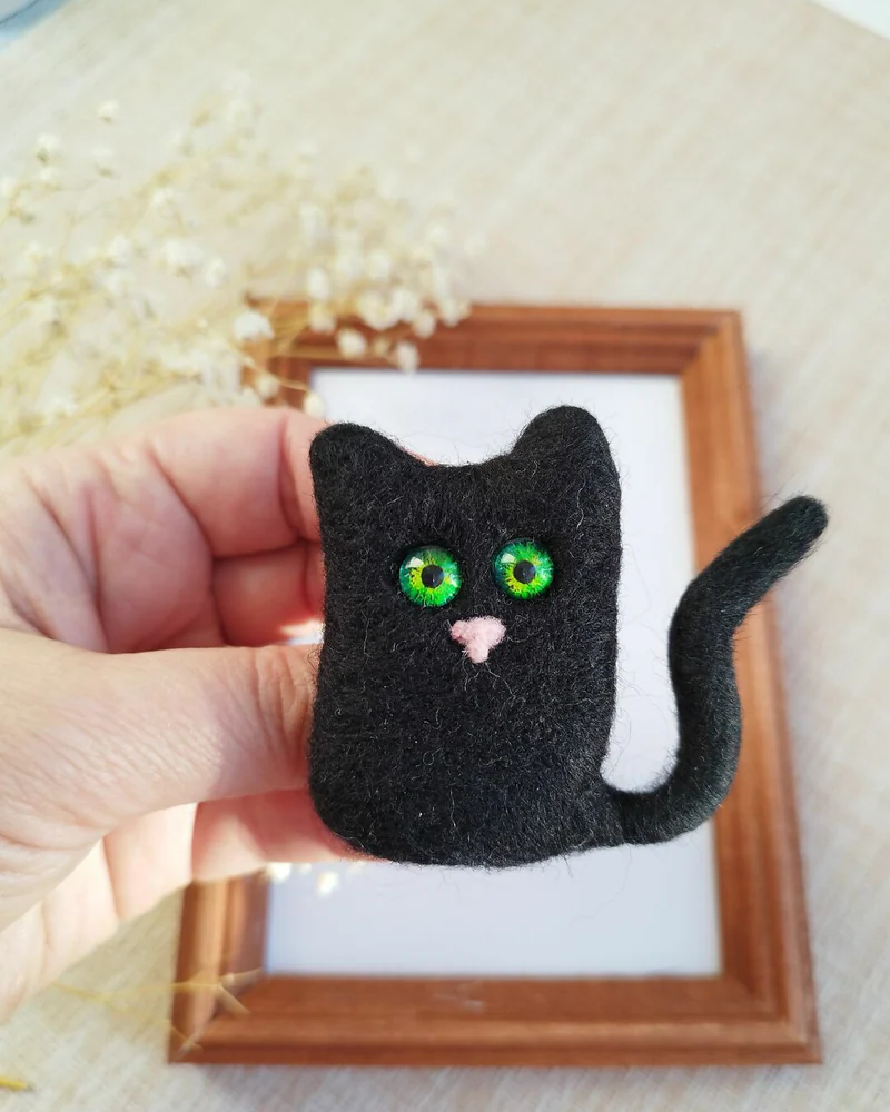 Черная кошка, черный кот Брошь из шерсти Белый котик, рыжий котенок