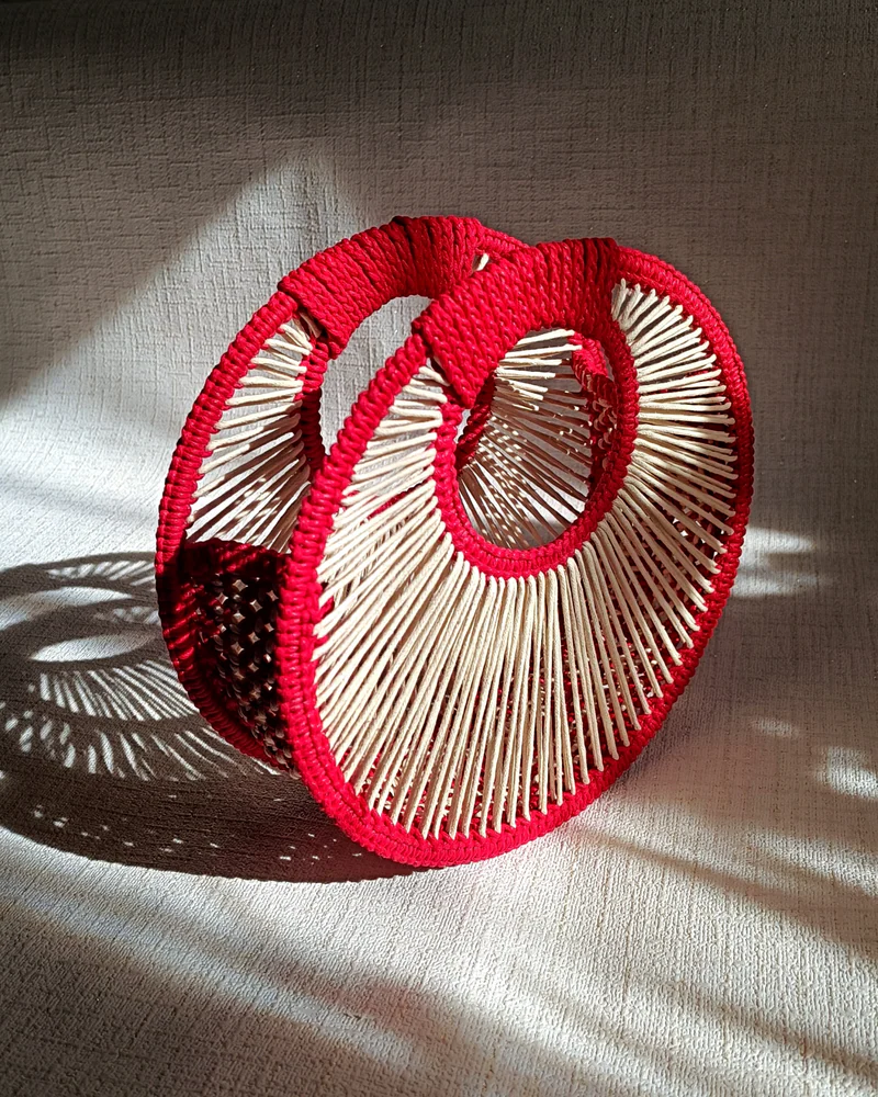 Круглая вечерняя сумка макраме — Красный, молочный