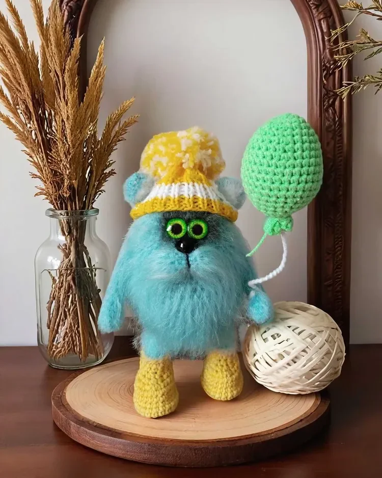 Мягкая игрушка вязаная,ручной работы, котик в шапке14+ — бирюза