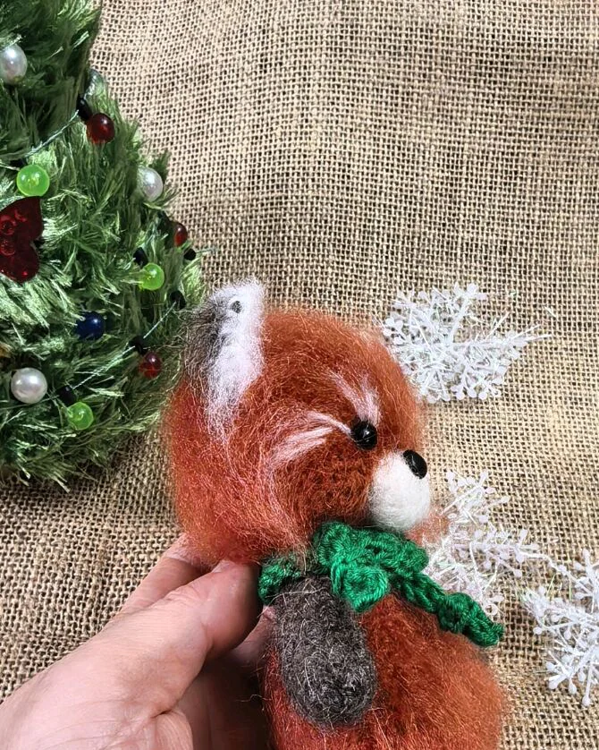 Красная панда вязаная игрушка