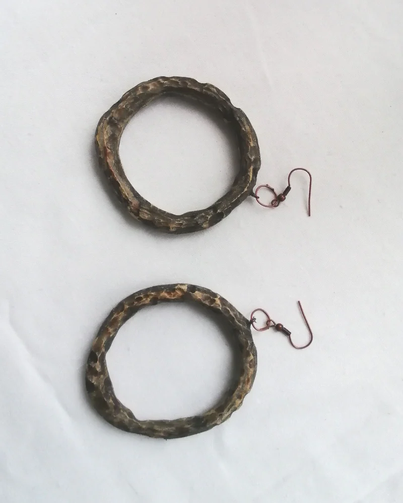 серьги из дерева — красное и черное