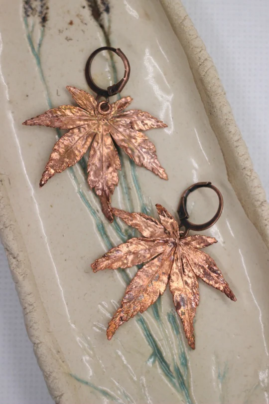 Серьги из листьев японского клёна