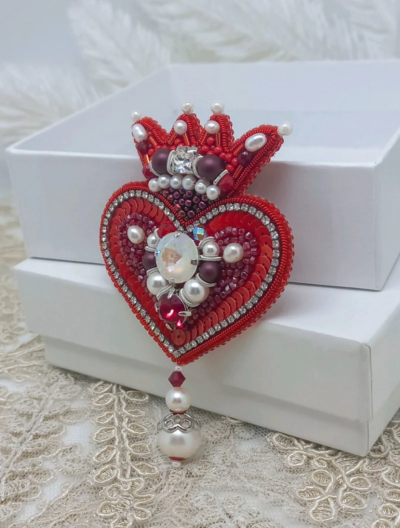 Брошь Сердце королевы из бисера
