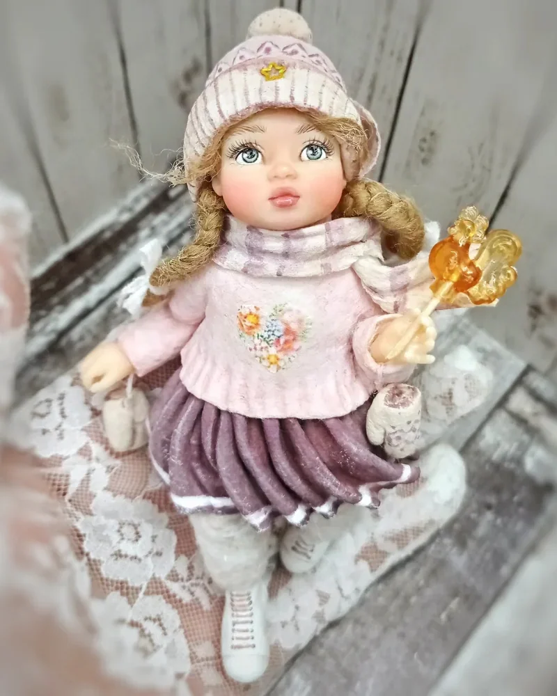 Ватная ёлочная игрушка "Девочка на коньках"