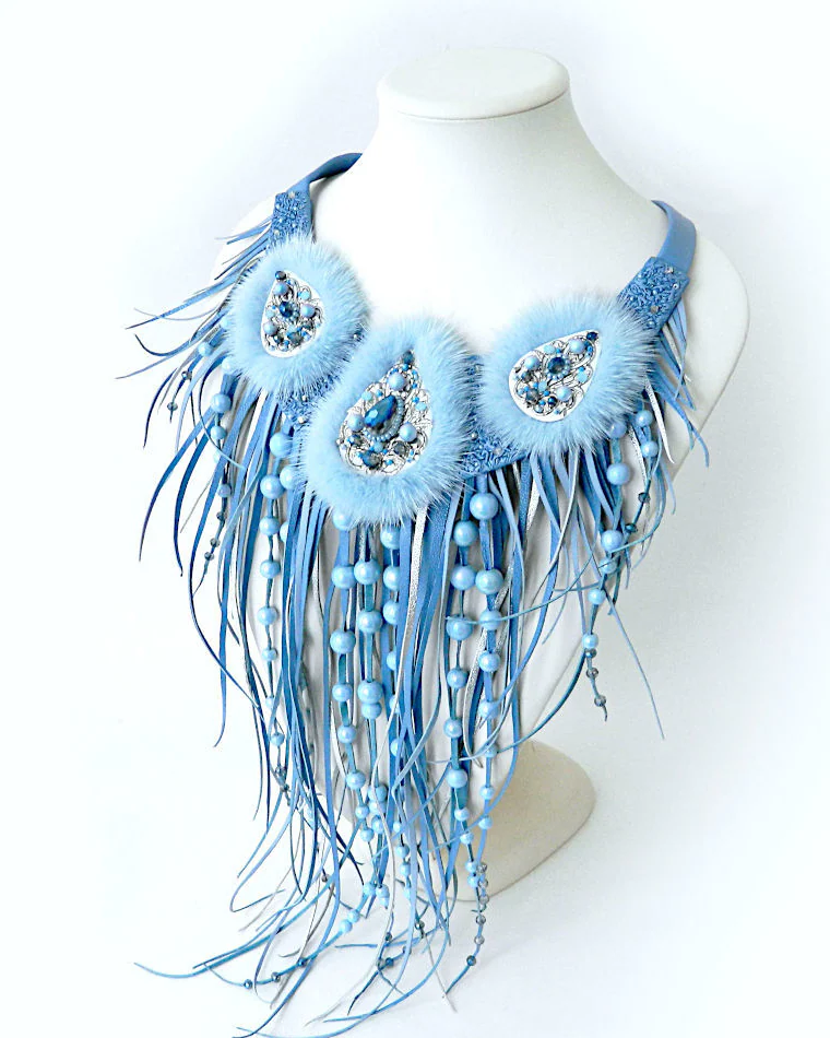 Колье ожерелье из натуральной кожи и меха Снегурочка голубое