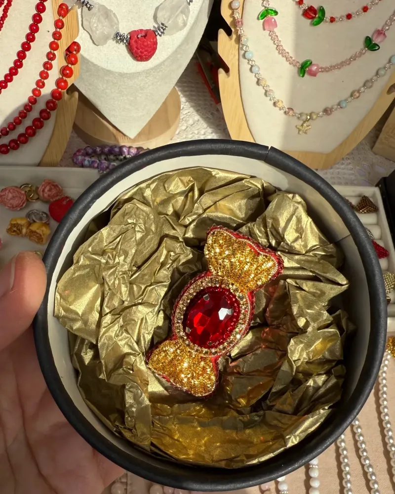 Красная брошь «Конфета»