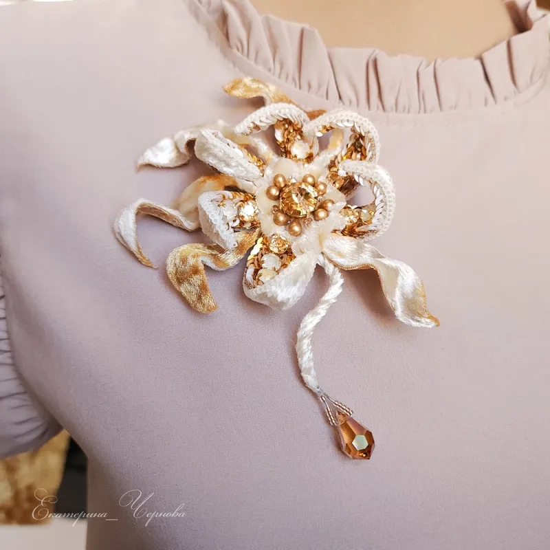Брошь «Королевская ромашка», бежевая