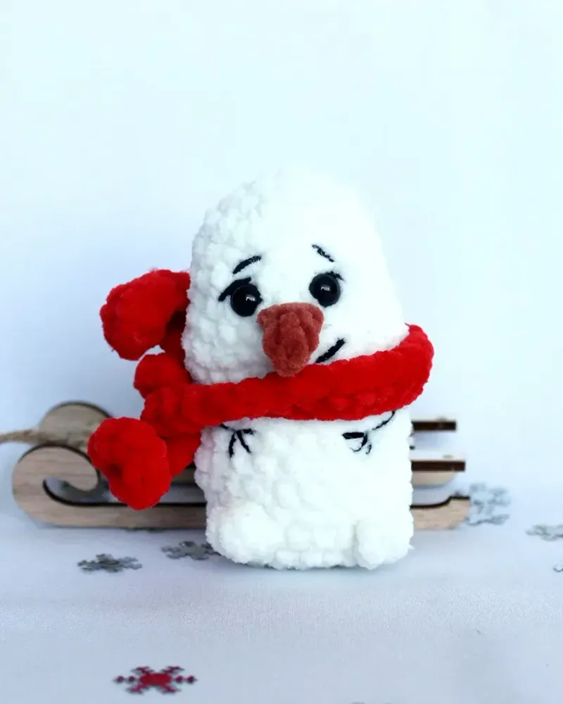 Мягкая вязаная игрушка «Снеговик с помпоном» — Белый и красный