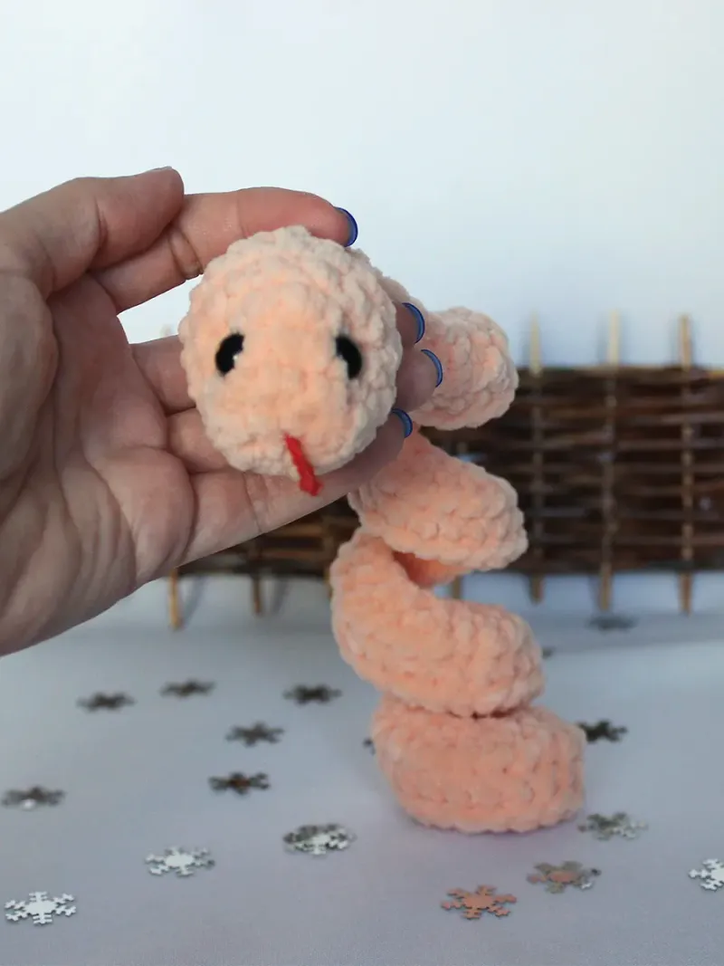 Мягкая вязаная игрушка «Змея-спираль» — Персиковый