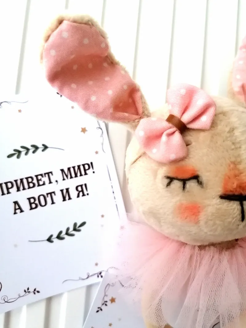 Бежевая зайка-погремушка, 15 см