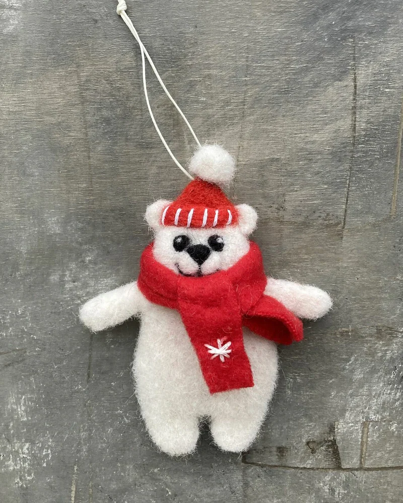 Валяная брошь-игрушка на елку Белый медведь