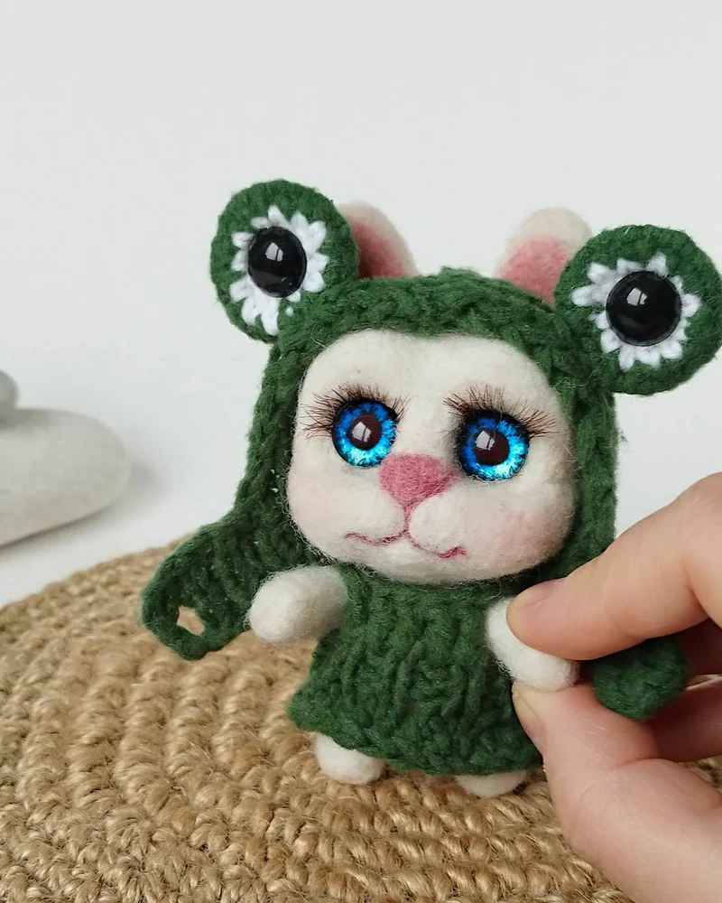 Маленький зайчик игрушка из шерсти. Зайка в костюме лягушки