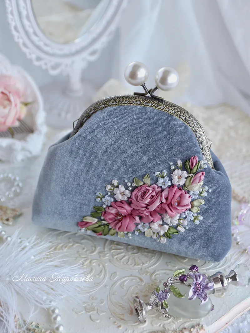 Косметичка с вышивкой, серая