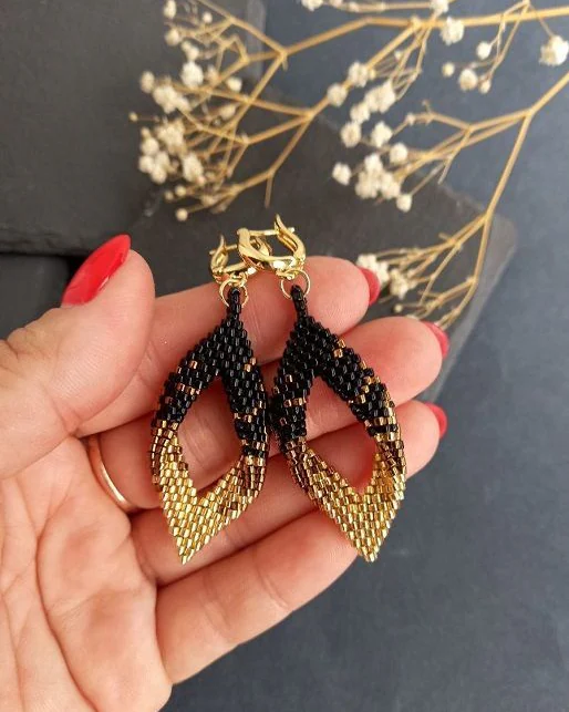 Серьги из бисера Листочки черный бронзовый цвет бисера для женщины