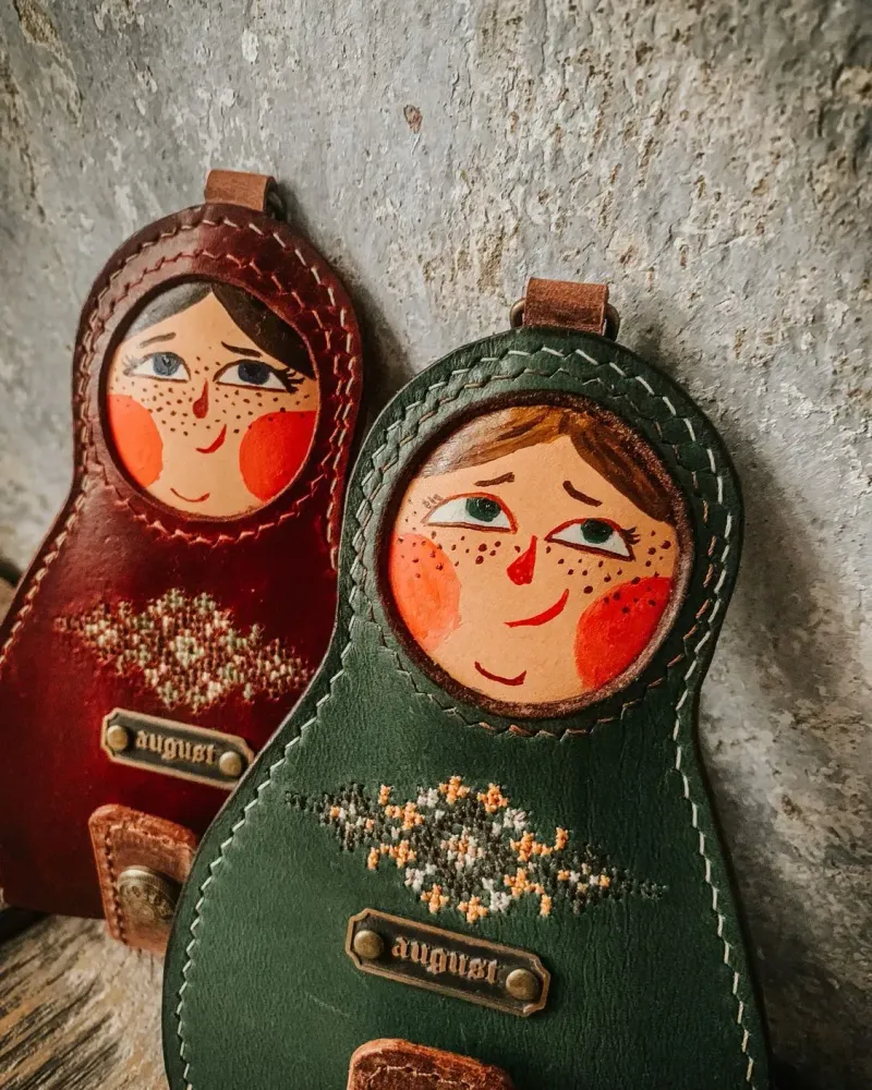Ключница-матрёшка из кожи с ручной вышивкой и росписью — Маруся и Нинель
