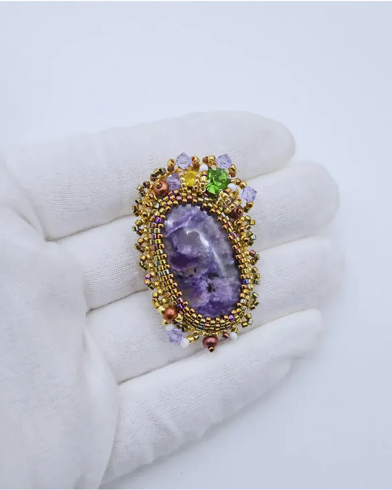 Брошь ручной работы с чароитом и Swarovski