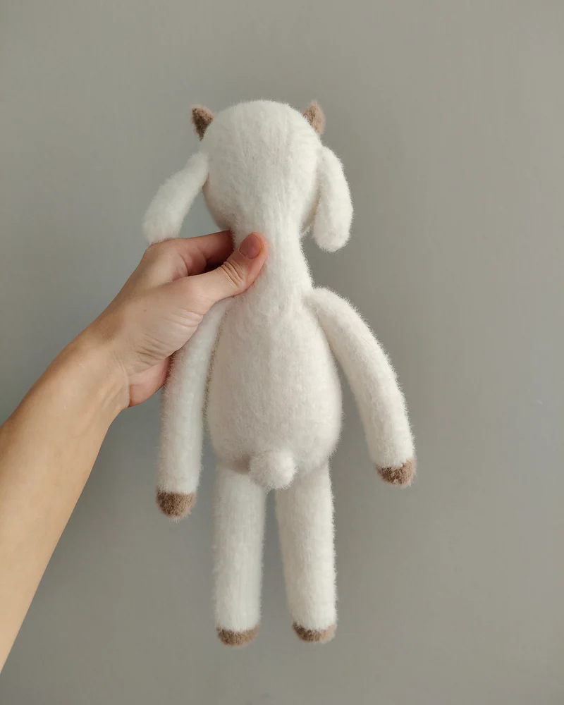 Игрушка козочка в комбинезоне и чепчике — Игрушка козочка