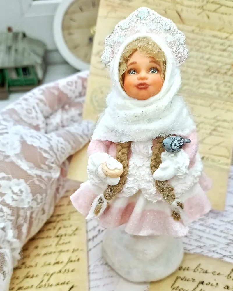 Ватная ёлочная игрушка Снегурочка "зовущая птиц"