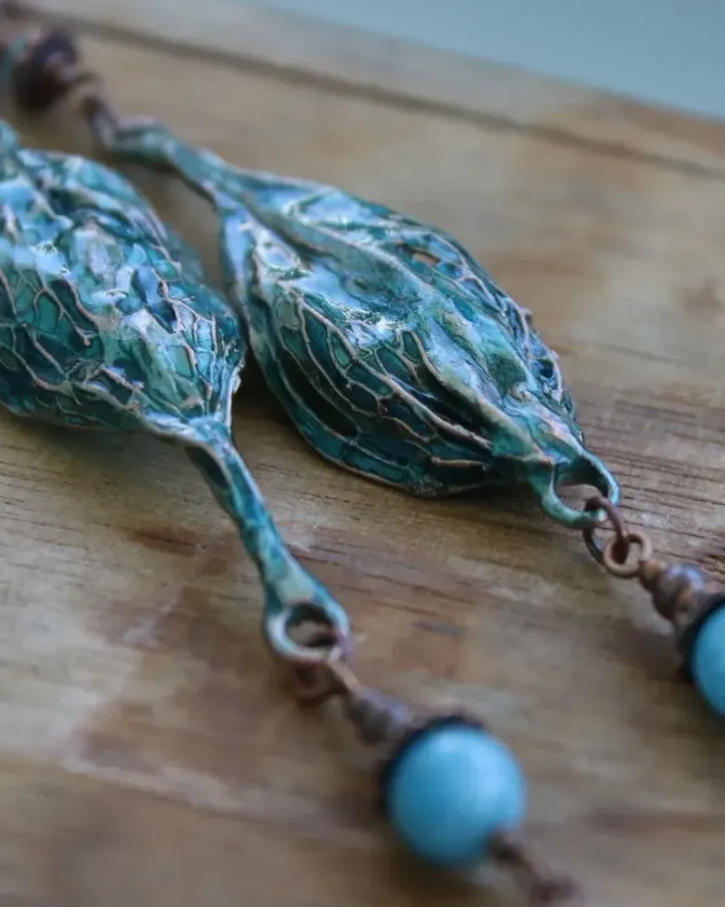 Асимметричные серьги из листьев рускуса с аквамаринами