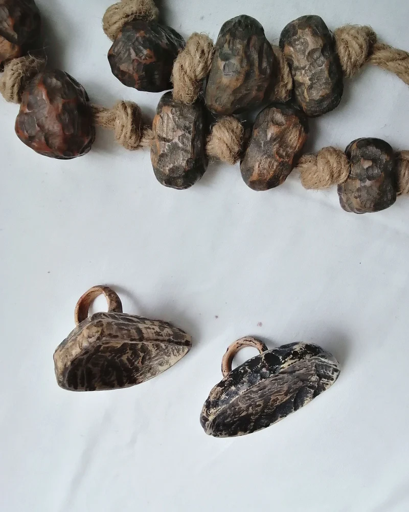 кольца и бусы из дерева — коричневый