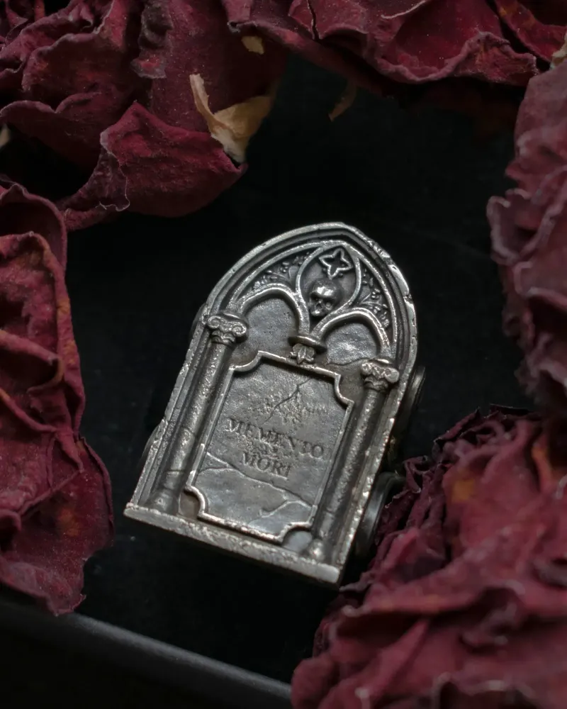 Кольцо-надгробие «Memento mori» с черепом